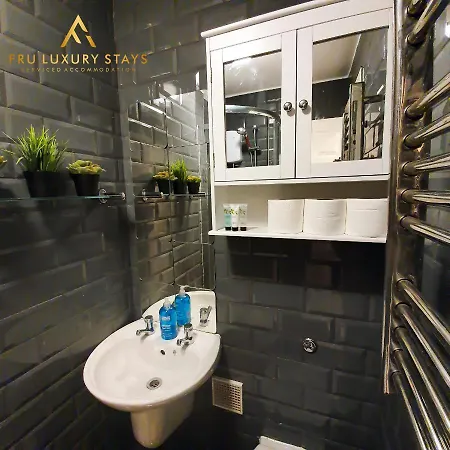 Apartment, Fru Luxury Stays Serviced Accommodation,1 Bedroom Studio With Free Parking & Wifi Apartment *